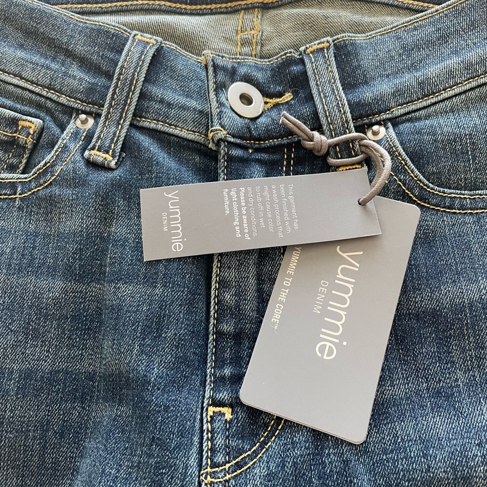 YUMMIE JEANS SIZE 28.